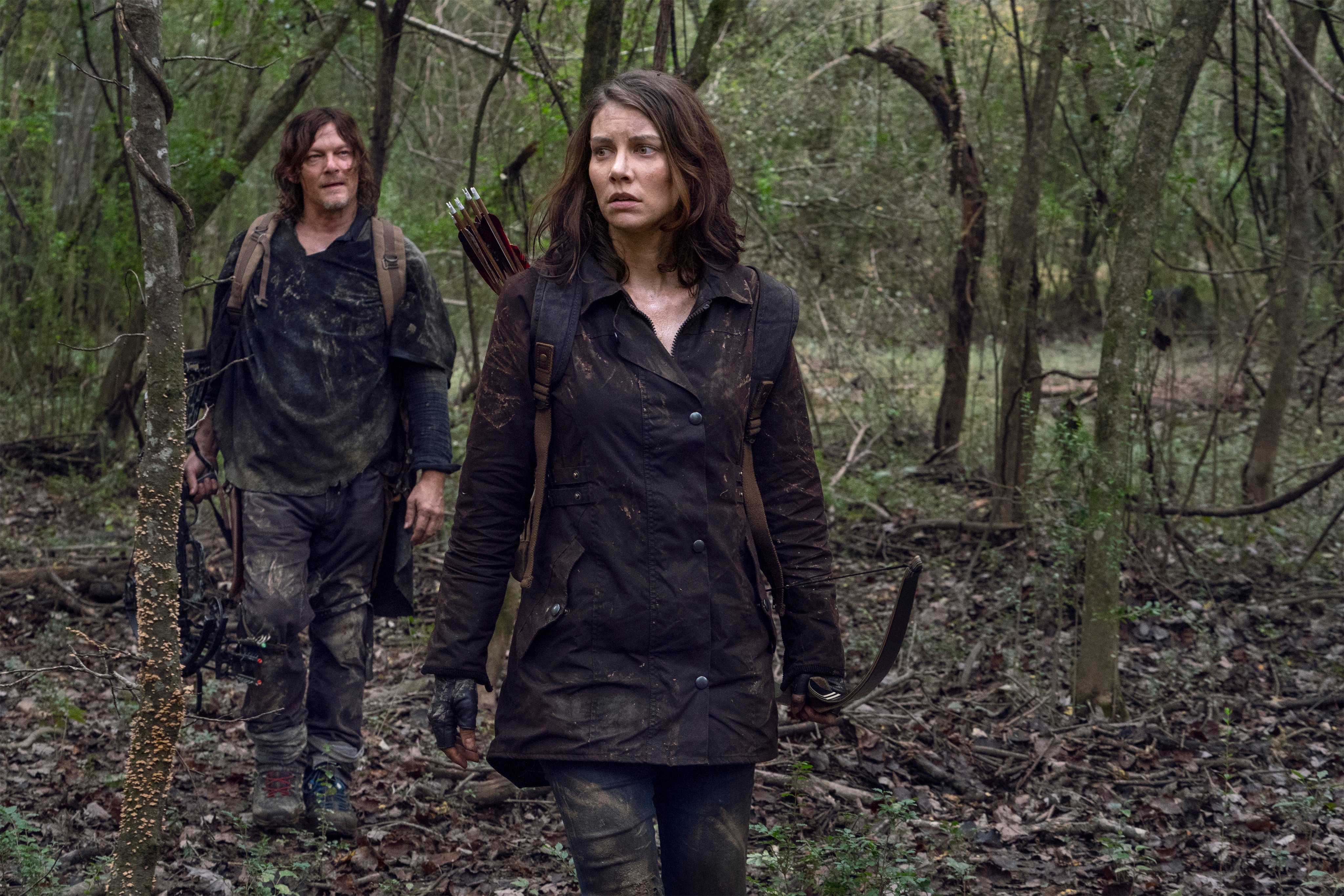 Daryl i Maggie passejant per el bosc