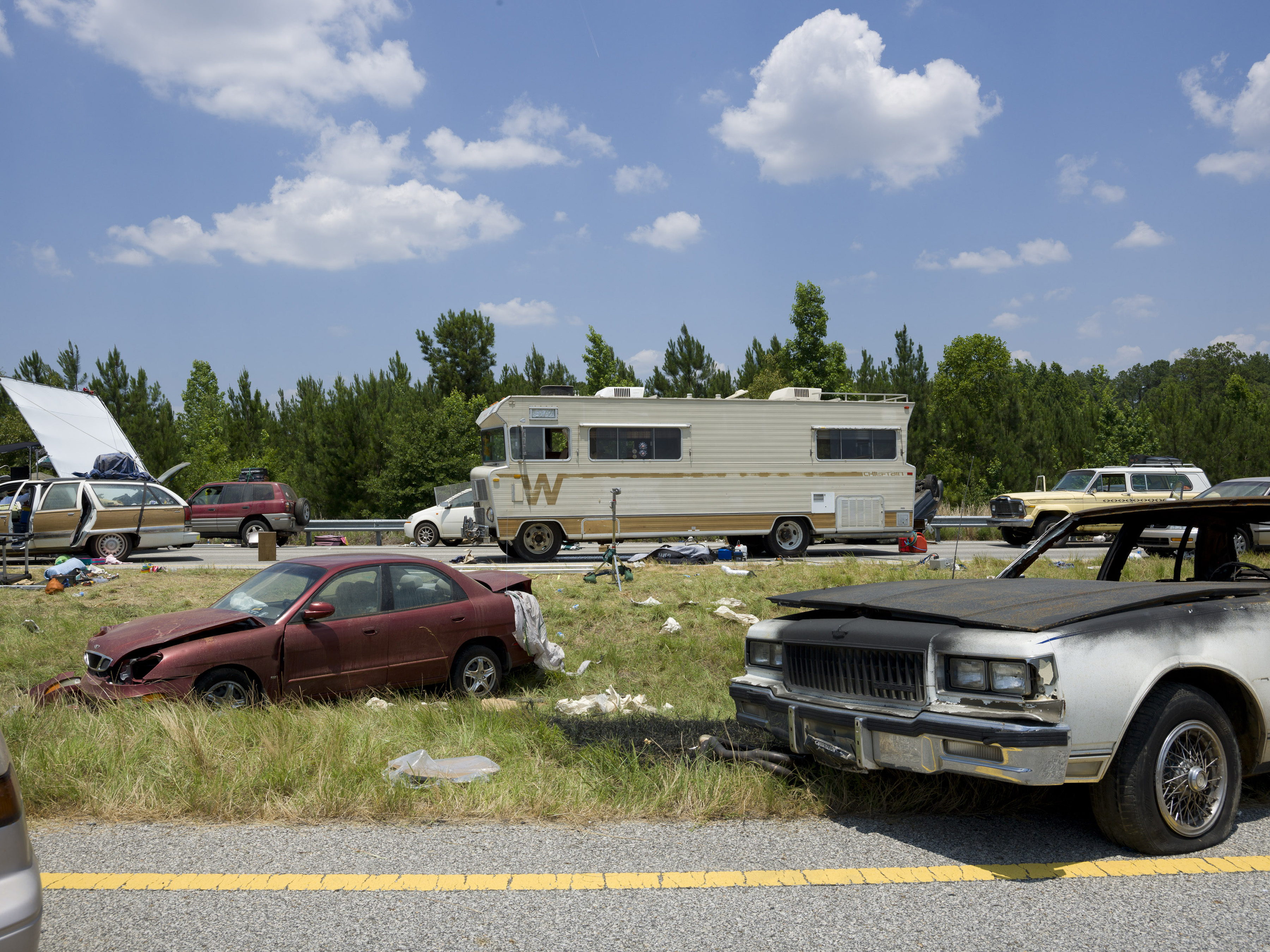 Autopista ple de cotxes amb l'autocaravana al mitg